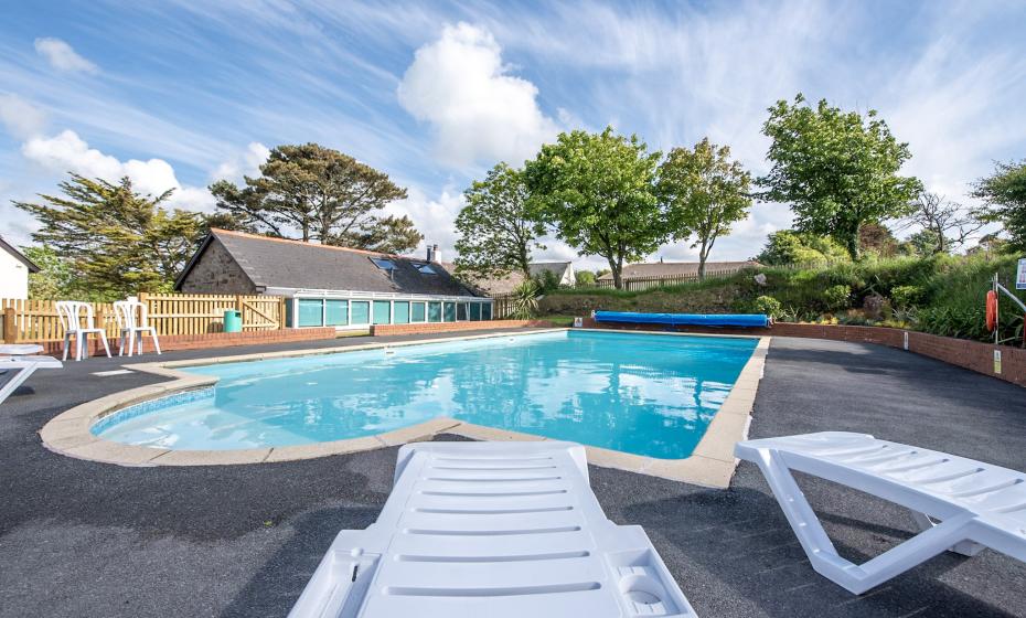 Outdoor Heated Swimming Pool (May - Sept)
