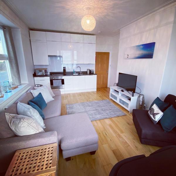 Spacious open plan living and kitchen area in Seablue View Apartment Woolacombe